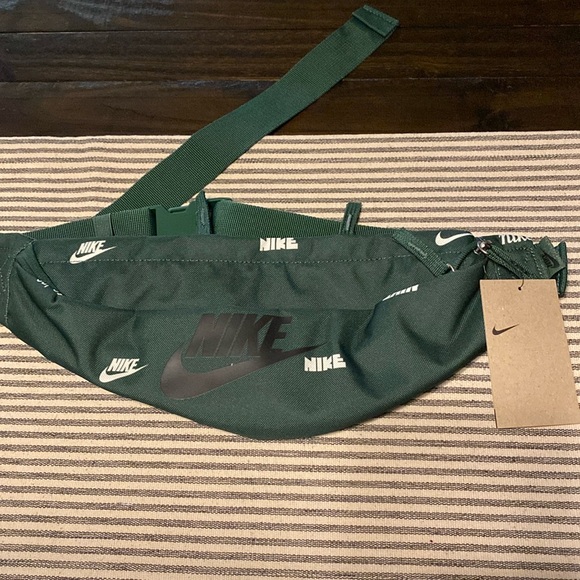Nike Belt Bag - Picture 1 of 3